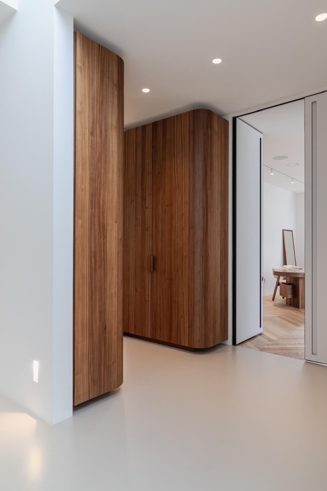 Maatwerk notenhouten kastenwand